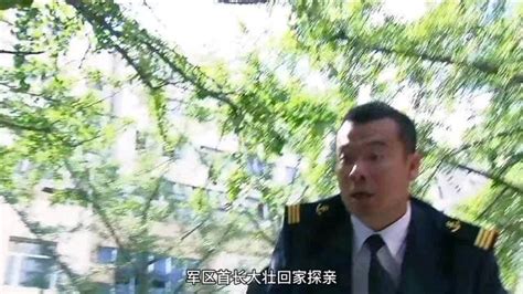 军区首长回家探亲|军区首长回家探亲，却被地痞抓了起来，军区大怒直接派出一个加。